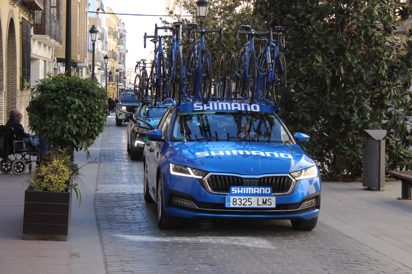 La salida de la tercera etapa de la Vuelta a Andalucía en Lucena, en imágenes