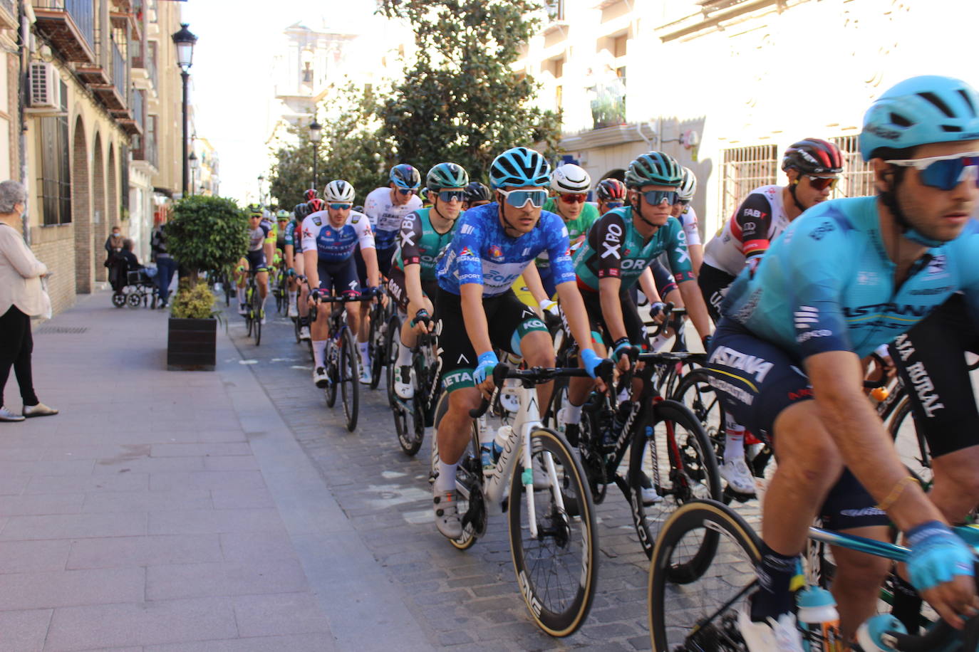 La salida de la tercera etapa de la Vuelta a Andalucía en Lucena, en imágenes