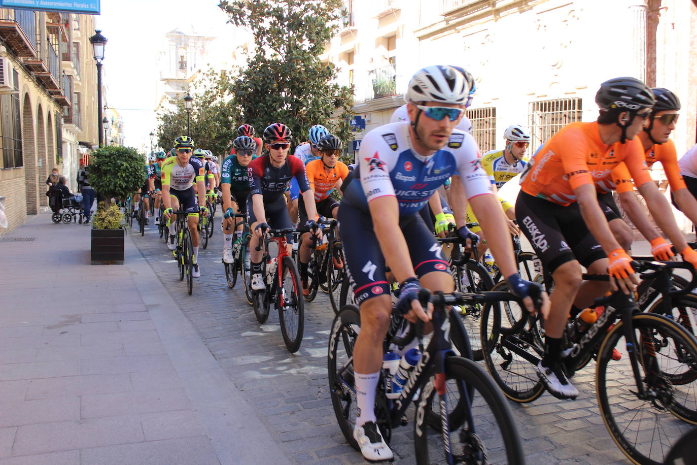 La salida de la tercera etapa de la Vuelta a Andalucía en Lucena, en imágenes