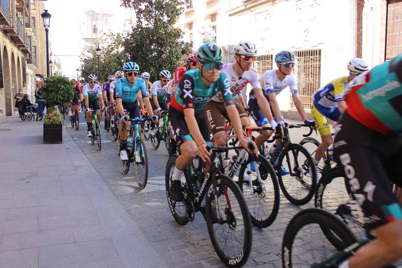 La salida de la tercera etapa de la Vuelta a Andalucía en Lucena, en imágenes