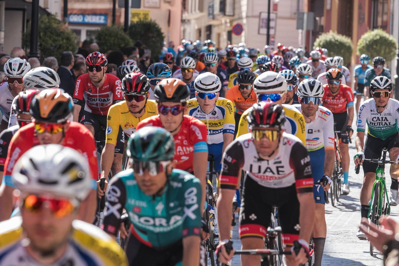 La salida de la tercera etapa de la Vuelta a Andalucía en Lucena, en imágenes