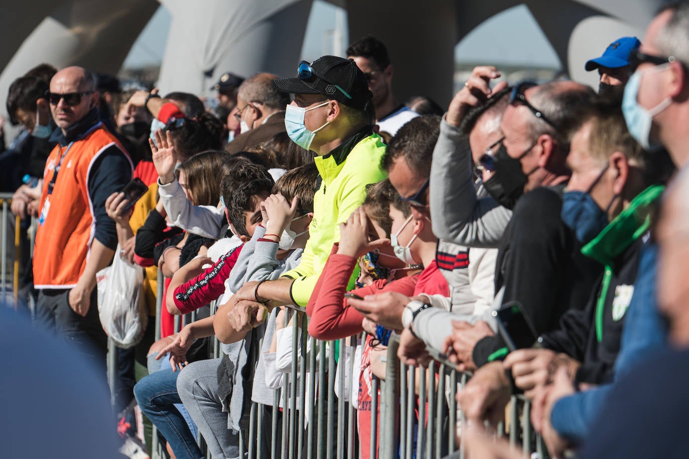 La salida de la tercera etapa de la Vuelta a Andalucía en Lucena, en imágenes