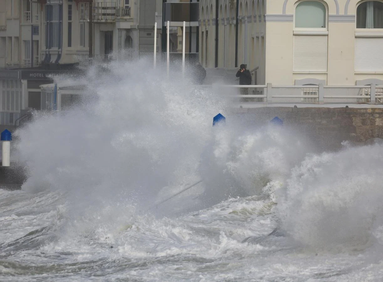 Grandes olas en Wimereux, Francia. 