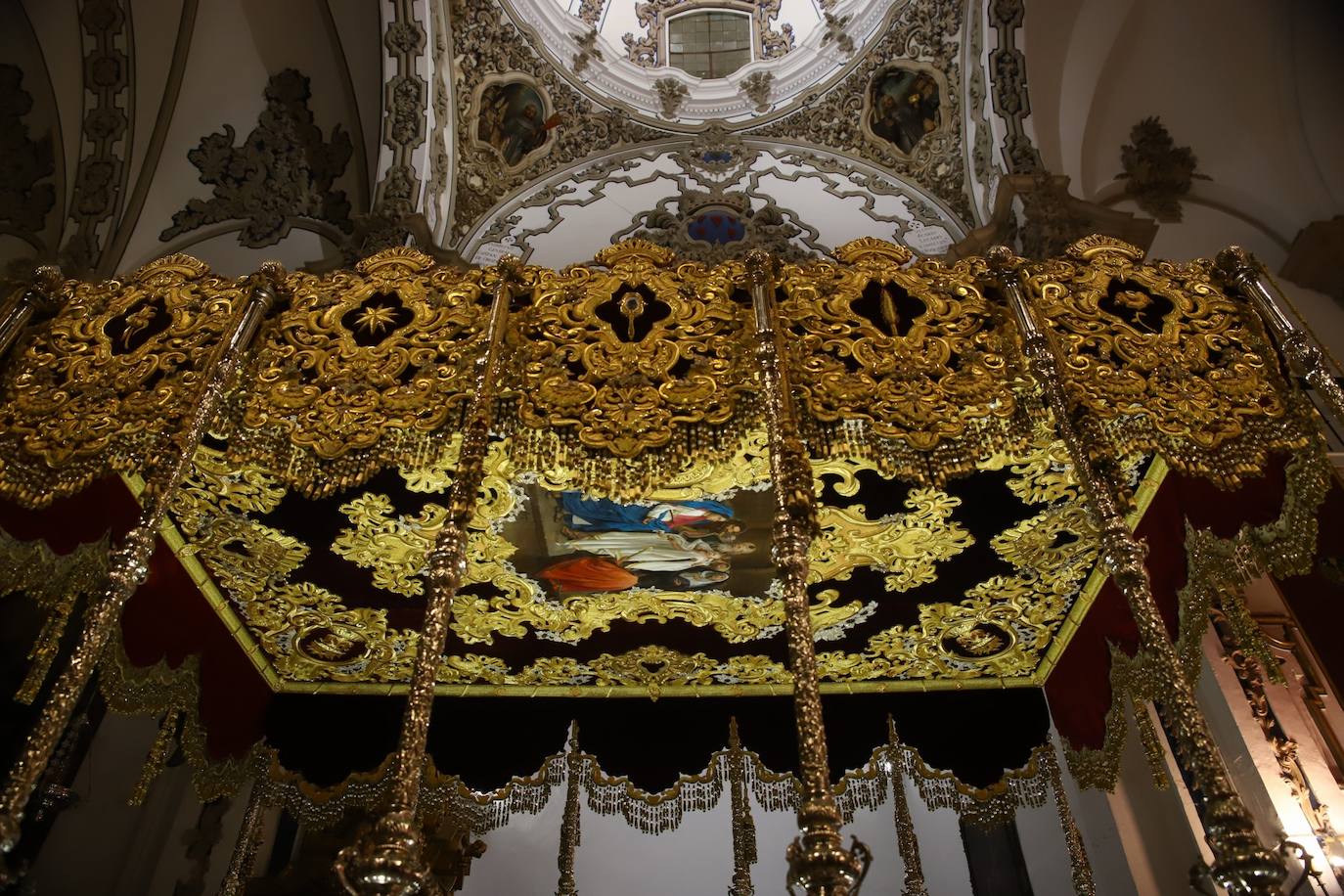 El techo bordado de la Virgen de la Candelaria de Córdoba, en imágenes