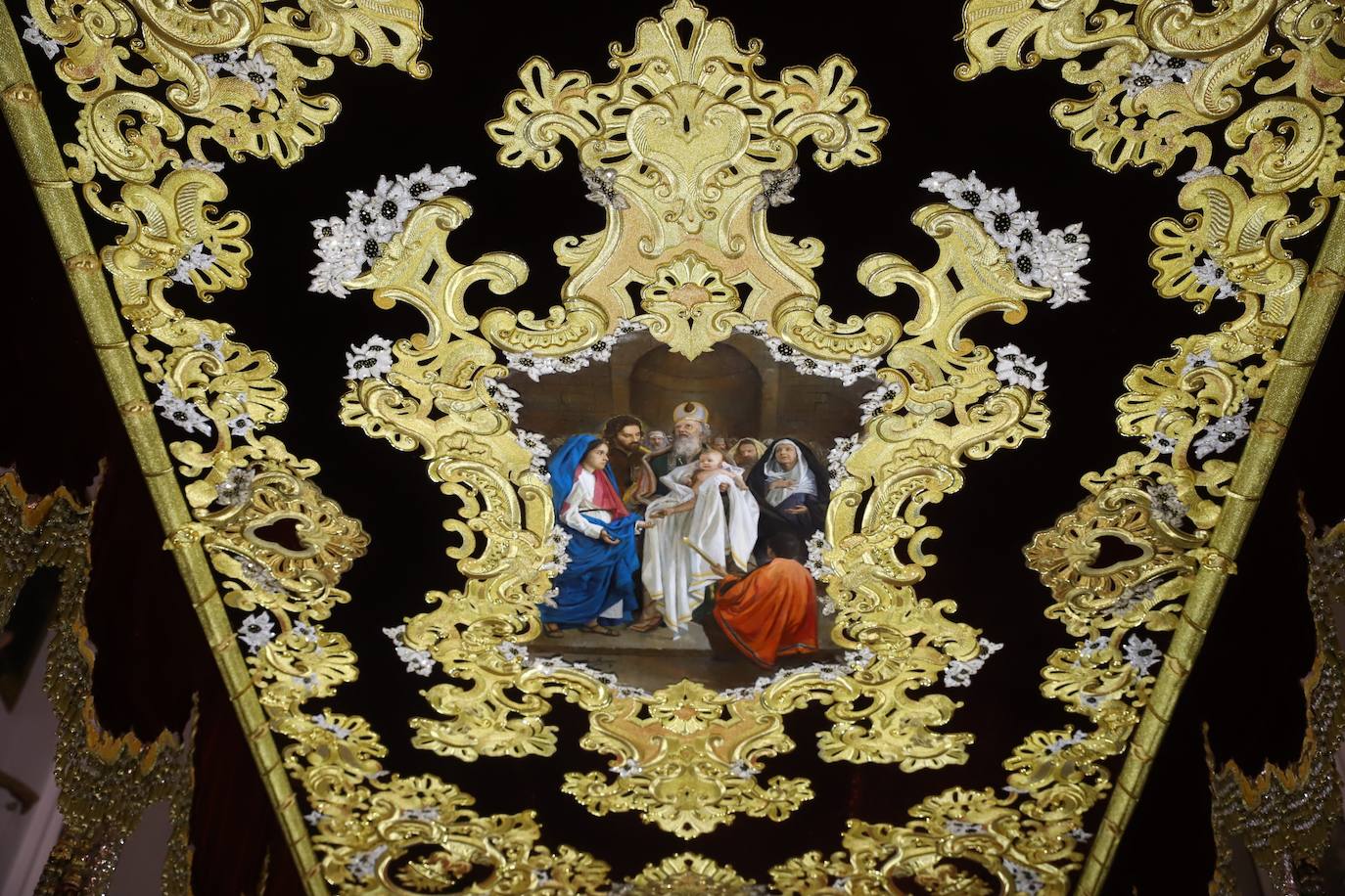 El techo bordado de la Virgen de la Candelaria de Córdoba, en imágenes