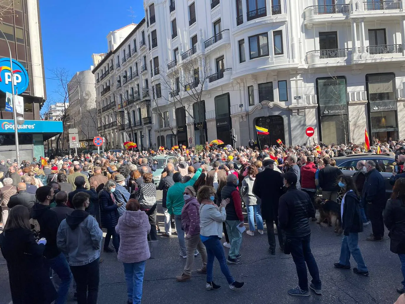 Fotogalería: miles de personas se manifiestan ante la sede del PP contra Casado y Egea y a favor de Ayuso