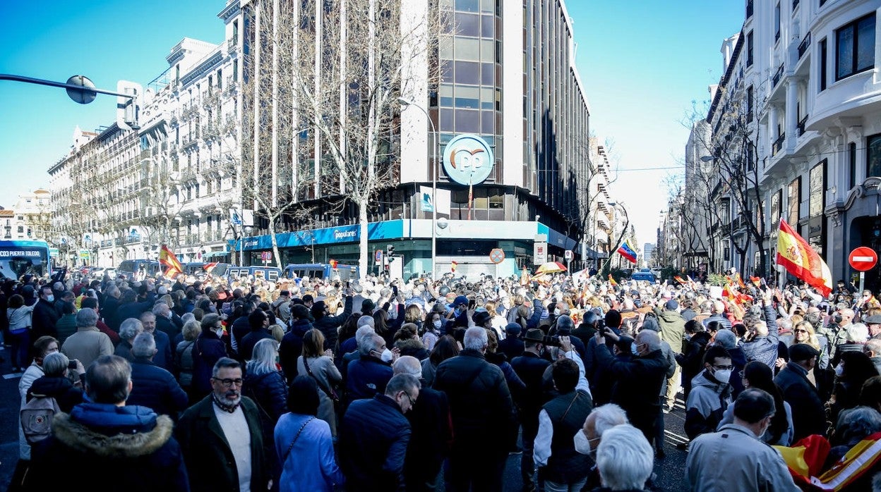 Fotogalería: miles de personas se manifiestan ante la sede del PP contra Casado y Egea y a favor de Ayuso