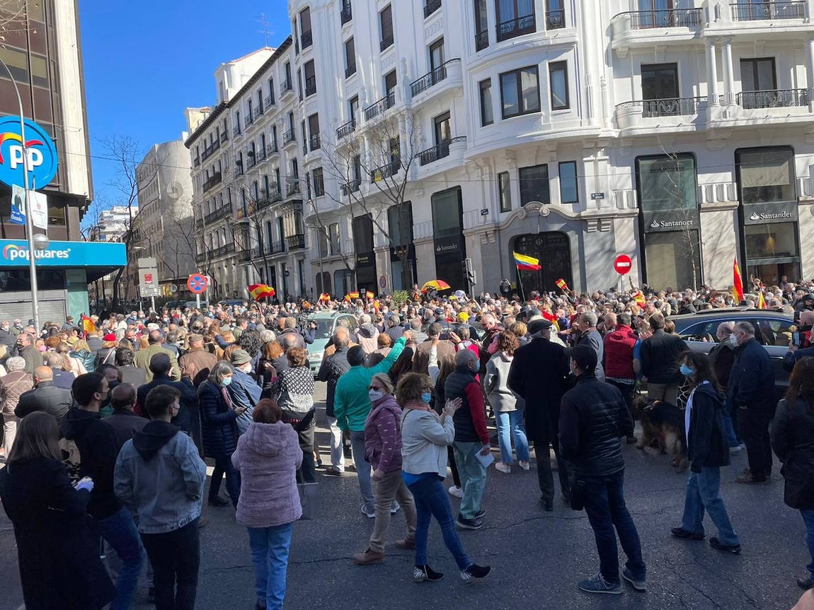 Fotogalería: miles de personas se manifiestan ante la sede del PP contra Casado y Egea y a favor de Ayuso