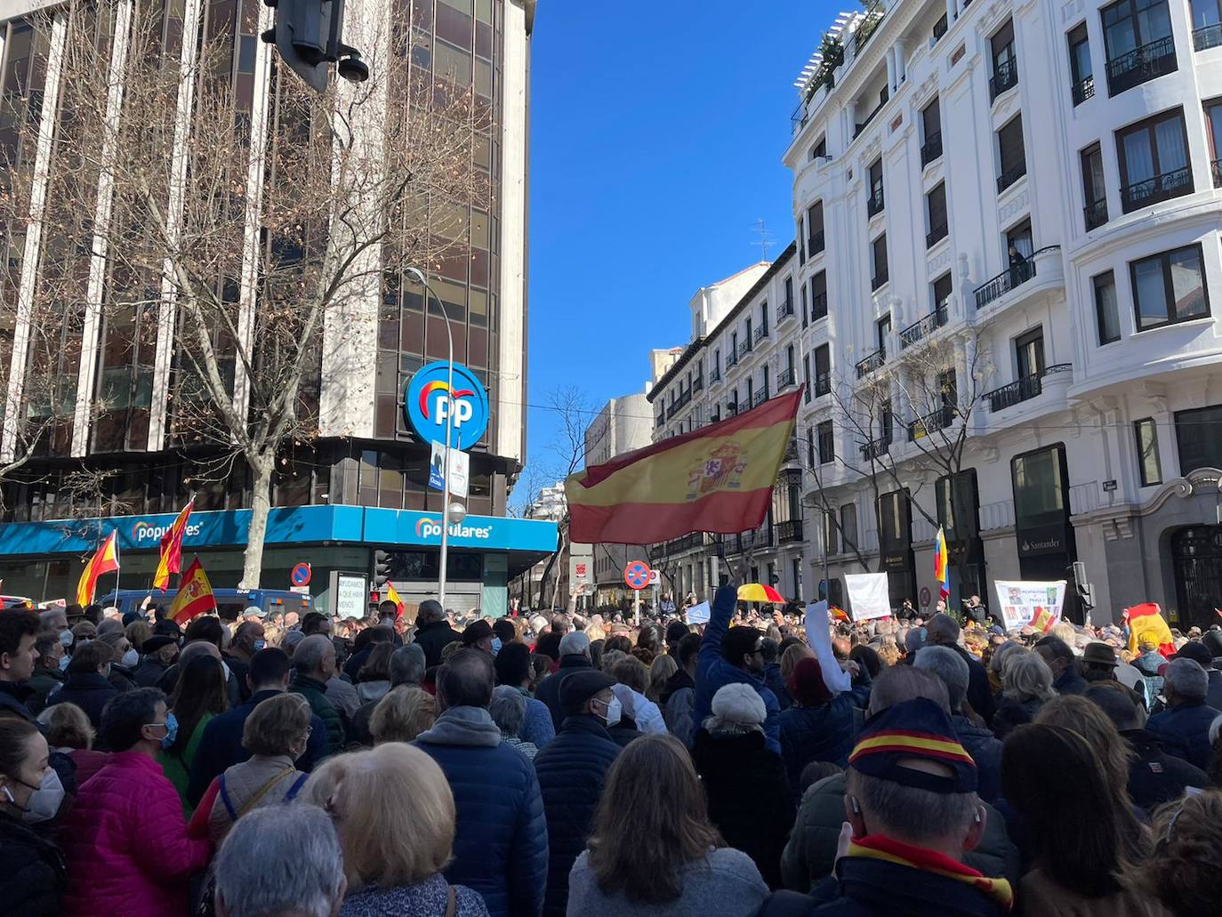 Fotogalería: miles de personas se manifiestan ante la sede del PP contra Casado y Egea y a favor de Ayuso