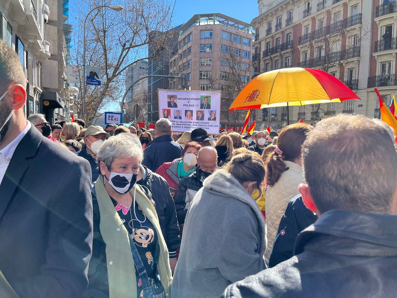 Fotogalería: miles de personas se manifiestan ante la sede del PP contra Casado y Egea y a favor de Ayuso