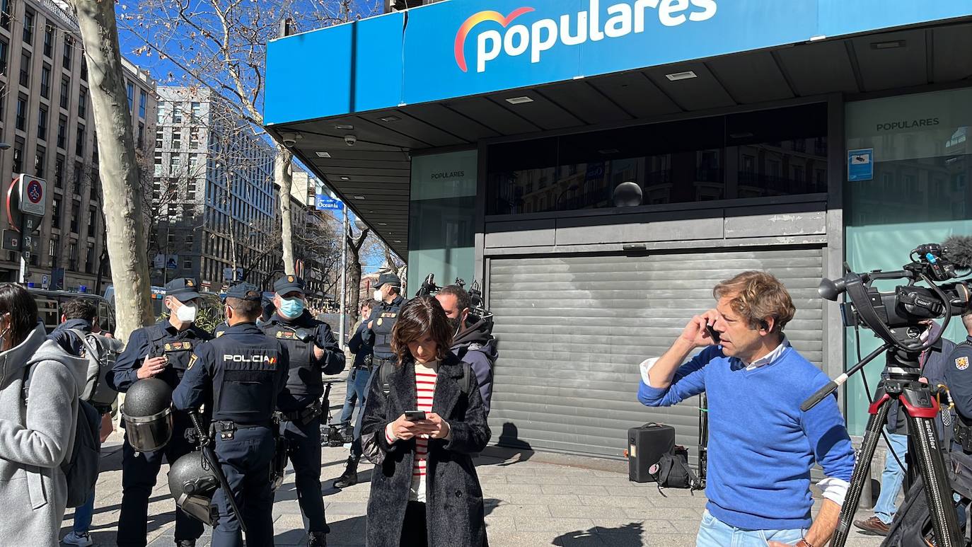 Fotogalería: miles de personas se manifiestan ante la sede del PP contra Casado y Egea y a favor de Ayuso