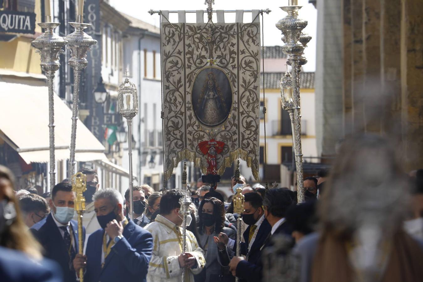 El traslado del simpecado del Rocío de Córdoba desde la Catdral, en imágenes