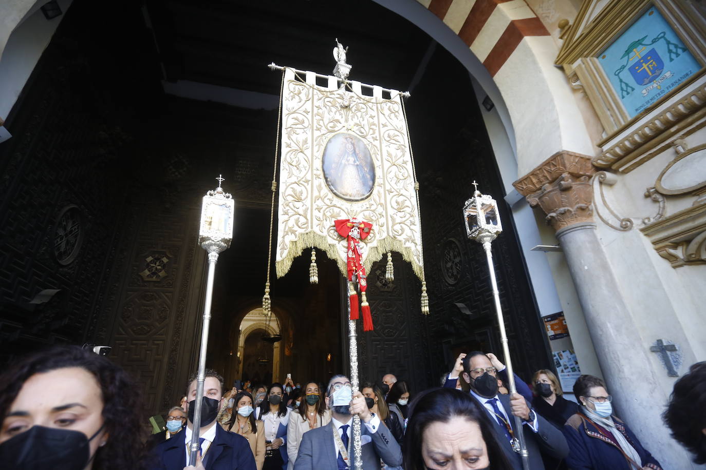 El traslado del simpecado del Rocío de Córdoba desde la Catdral, en imágenes