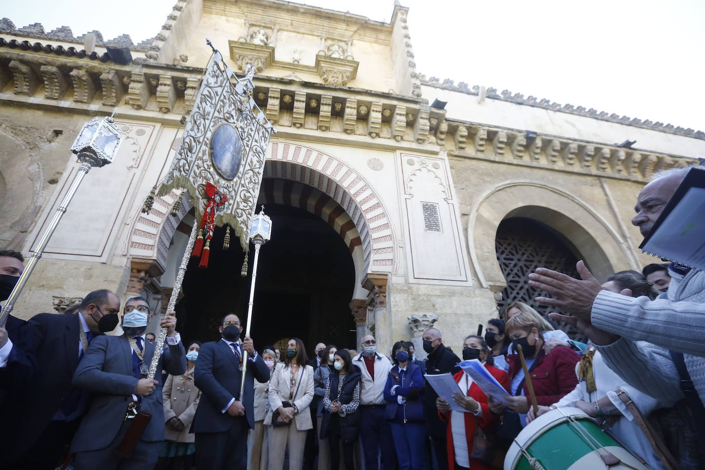 El traslado del simpecado del Rocío de Córdoba desde la Catdral, en imágenes