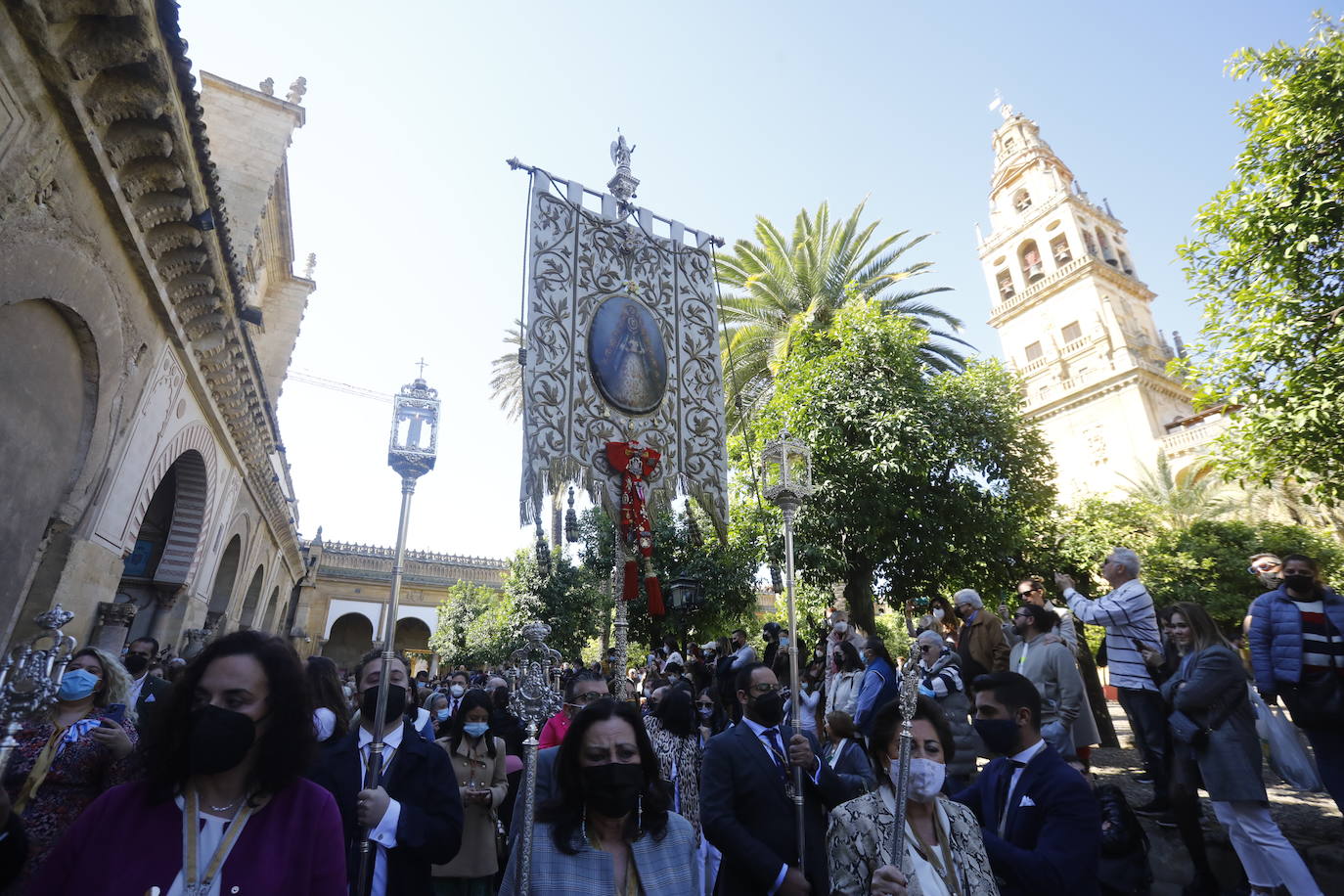 El traslado del simpecado del Rocío de Córdoba desde la Catdral, en imágenes