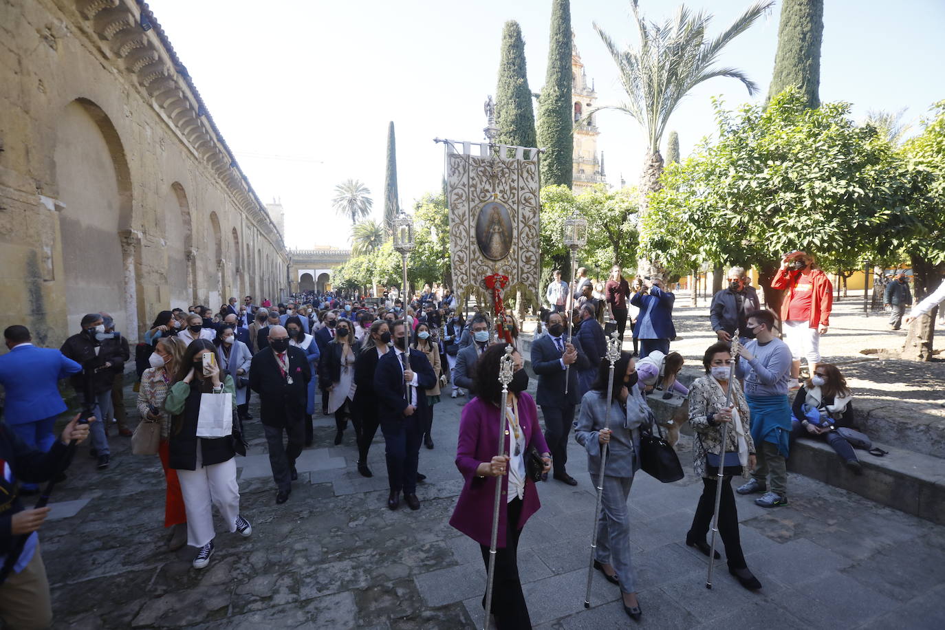 El traslado del simpecado del Rocío de Córdoba desde la Catdral, en imágenes