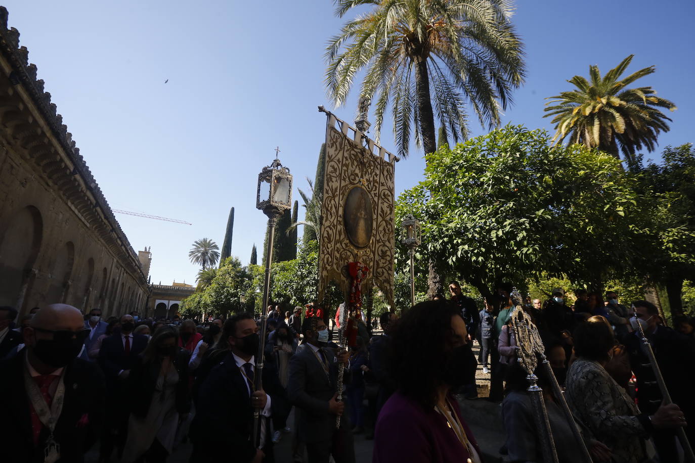 El traslado del simpecado del Rocío de Córdoba desde la Catdral, en imágenes