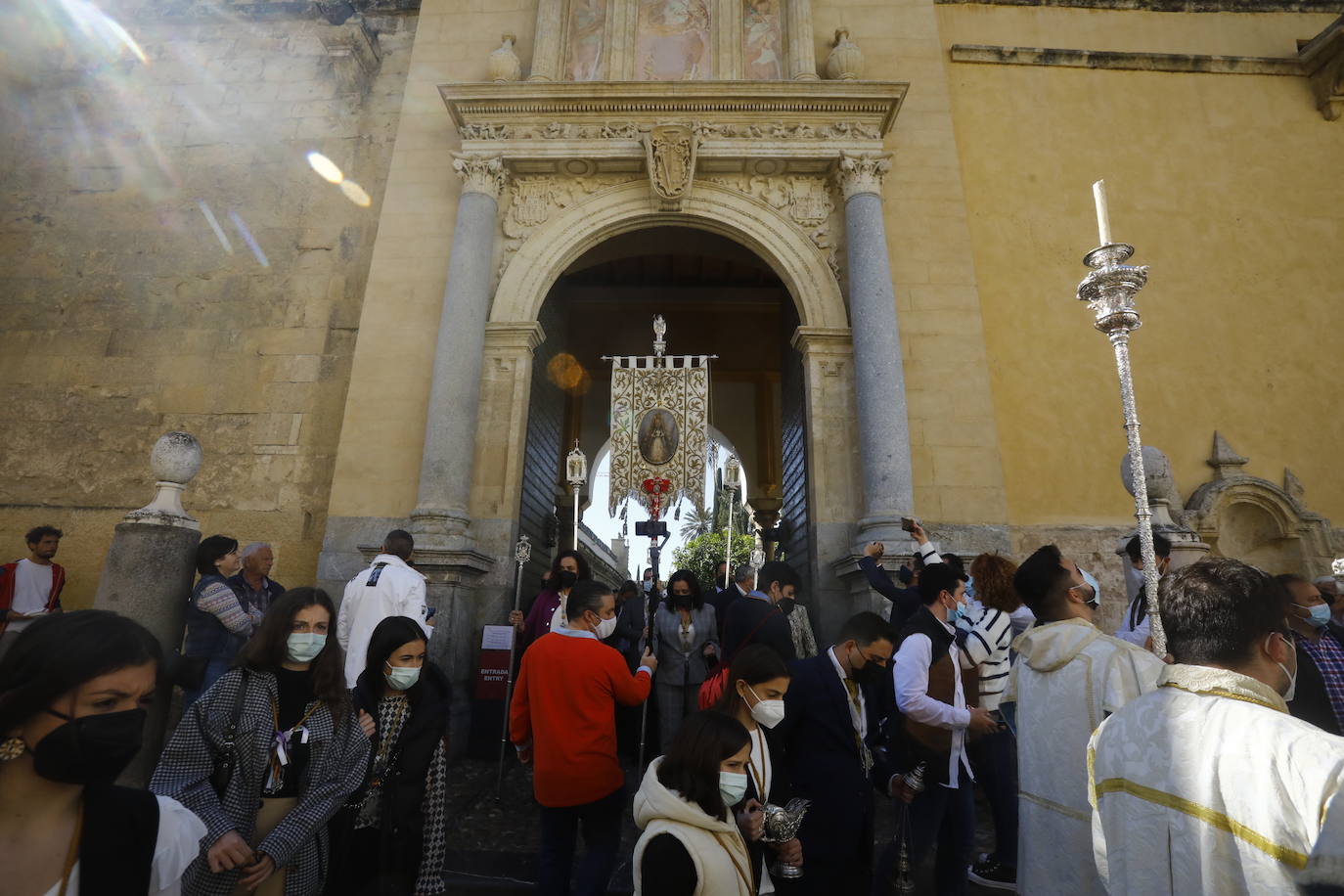 El traslado del simpecado del Rocío de Córdoba desde la Catdral, en imágenes