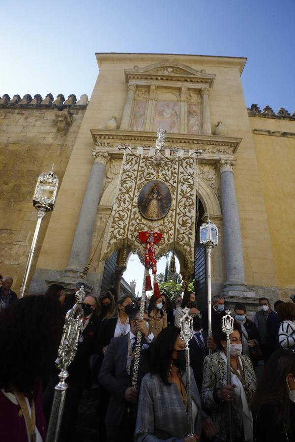 El traslado del simpecado del Rocío de Córdoba desde la Catdral, en imágenes