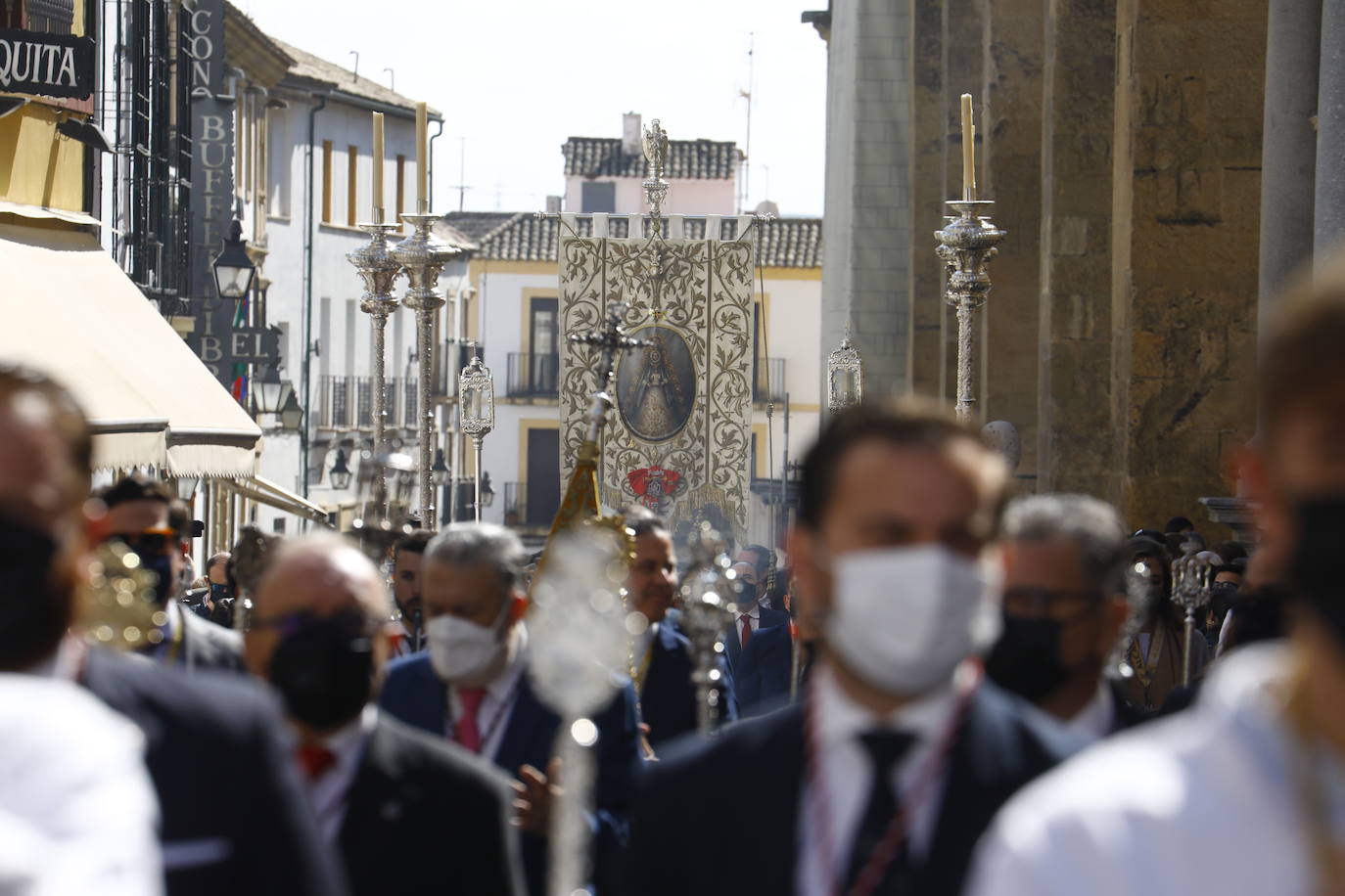 El traslado del simpecado del Rocío de Córdoba desde la Catdral, en imágenes