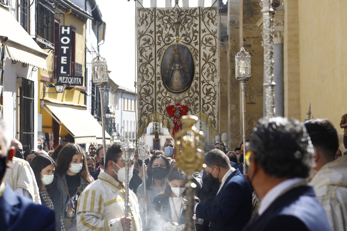 El traslado del simpecado del Rocío de Córdoba desde la Catdral, en imágenes