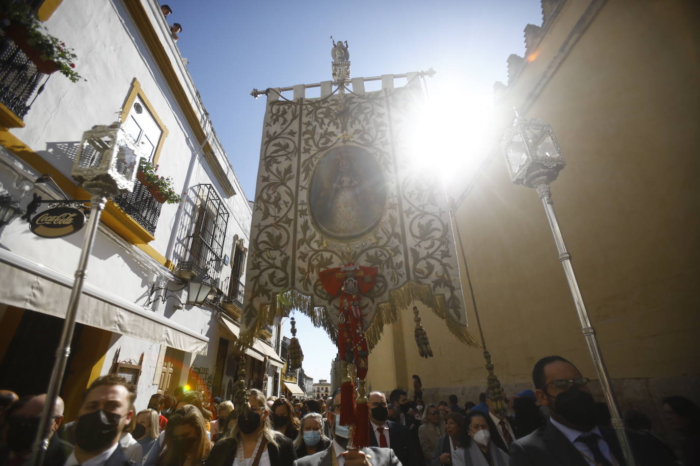 El traslado del simpecado del Rocío de Córdoba desde la Catdral, en imágenes