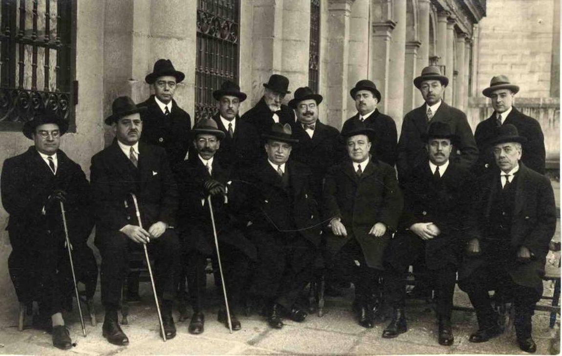 Enero de 1928, Galo Ponte (sentado, en el centro), ministro de Gracia y Justicia visita Toledo para conocer el proyecto de la futura Audiencia. A la izquierda (sentado, en segundo lugar) el alcalde Fernando Aguirre. Foto de Rodríguez publicada en la revista La Provincia. Archivo Municipal de Toledo. 