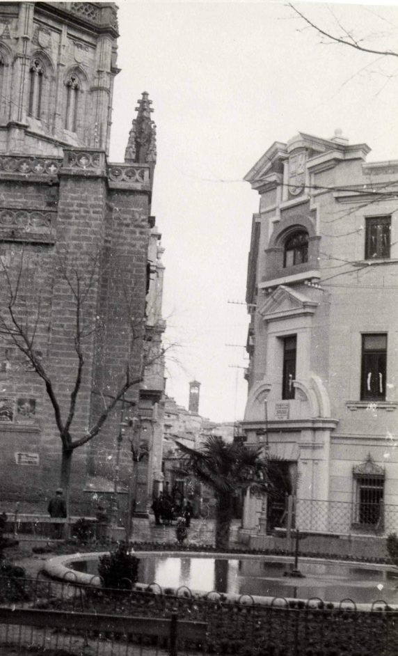 El inacabado edificio de la Audiencia hacia 1936. El alzado recoge la reforma efectuada por el arquitecto Alfonso Jimeno Pérez en 1932. En el ático de la fachada el escudo de la República. Archivo del Centro de la Fotografía y la Imagen Histórica de Guadalajara. 