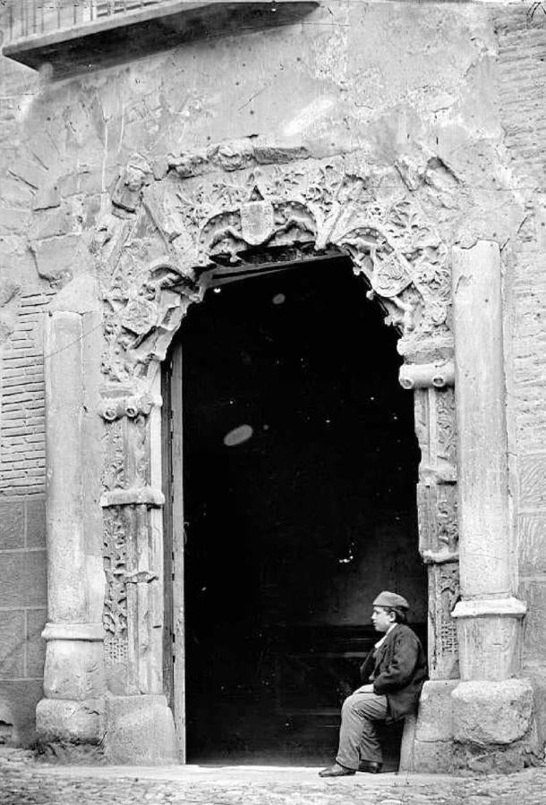 La portada gótico-mudéjar del palacio de Peromoro, situada en su ubicación original en la calle del Instituto en una fotografía de Casiano Alguacil hacia 1885. Archivo Municipal de Toledo. 