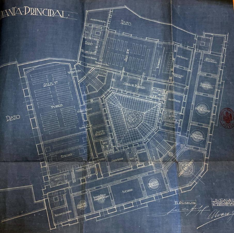 Distribución de la planta principal de la Audiencia Provincial en un plano firmado por Álvaro González Saz en 1927. En el centro del edificio, la gran claraboya que cubrió lo que fue el antiguo patio de la Casa del Deán. Archivo Municipal de Toledo. 