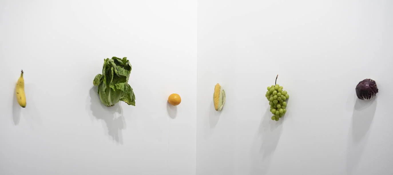 La artista Karin Sander ha reinventado el friso barroco colgando frutas y hortalizas en una pared. Cada pieza cuesta siete mil quinientos euros (el precio incluye, eso sí, el clavo con el que han sido colgadas y un certificado de autenticidad). Por cierto: el conjunto se titula 'Kitchen Pieces'. Copiamos aquí parte de la carta de presentación de la obra: «La genialidad de Karin Sander (Bensberg, Alemania 1957) estriba en tener ideas muy sencillas que conducen a resultados singulares».