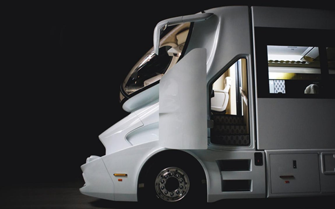 La autocaravana de lujo tan lujosa como un palacio. Pero si hay un punto que llama la atención es el Sky Lounge que ofrecerá unas vistas panorámicas gracias a su sistema de elevación automática que lo alza por encima de la carrocería para dar lugar a una plataforma con techo amurallada y por el que también se puede acceder a través de una escalera exterior.