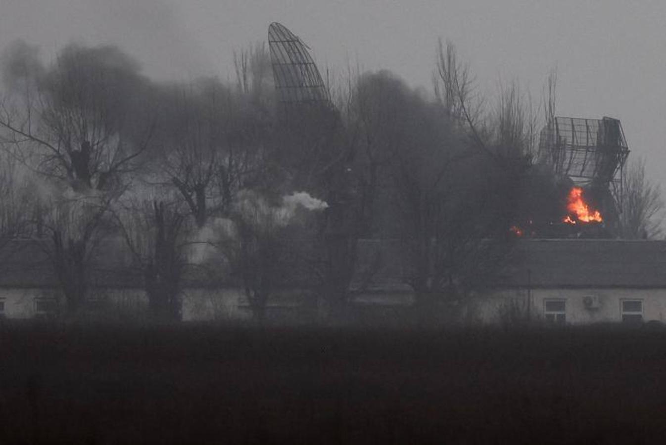 Fuego en una instalación militar en Kiev, cerca del aeropuerto. 