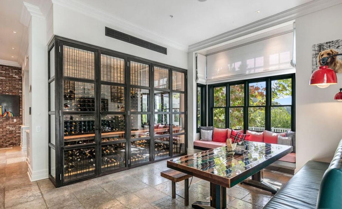 La mansión que Calvin Harris vende por 25 millones. También hay una bodega en otro de los salones que comunica con una barra de bar con vistas al jardín.