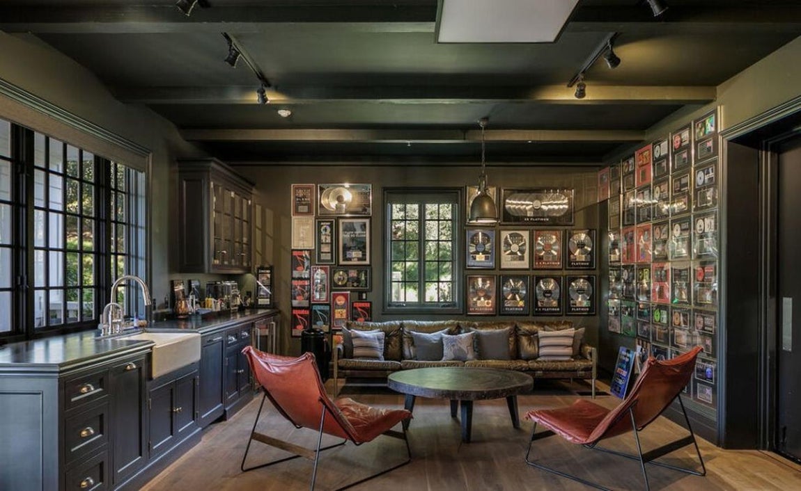 La mansión que Calvin Harris vende por 25 millones. A sabiendas de que un artista de su calibre valora la privacidad y la independencia, se ha habilitado una especia de lounge bar en otro de los edificos que resuta perfecto para las reuniones con amigos. Es también muy acogedor gracias a su estética retro con muebles de tonos cálidos.