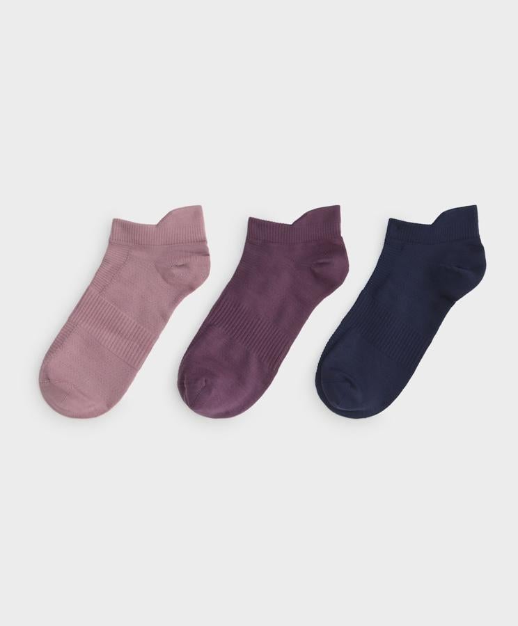 Oysho. Pack de tres pares de calcetines tobilleros deportivos con lengüeta trasera, apoyo para el arco del pie y rejilla de ventilación, de Oysho. Precio: 7,99€.