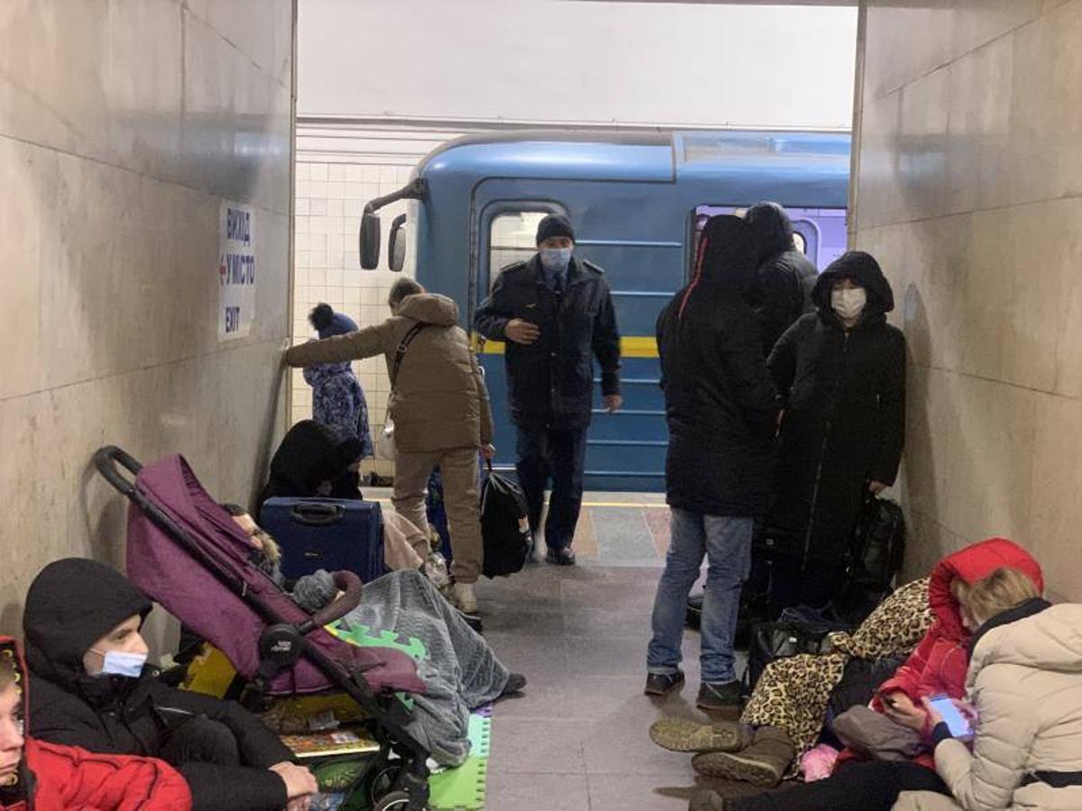 Un grupo de personas se refugia en una estación de metro en Kiev. 