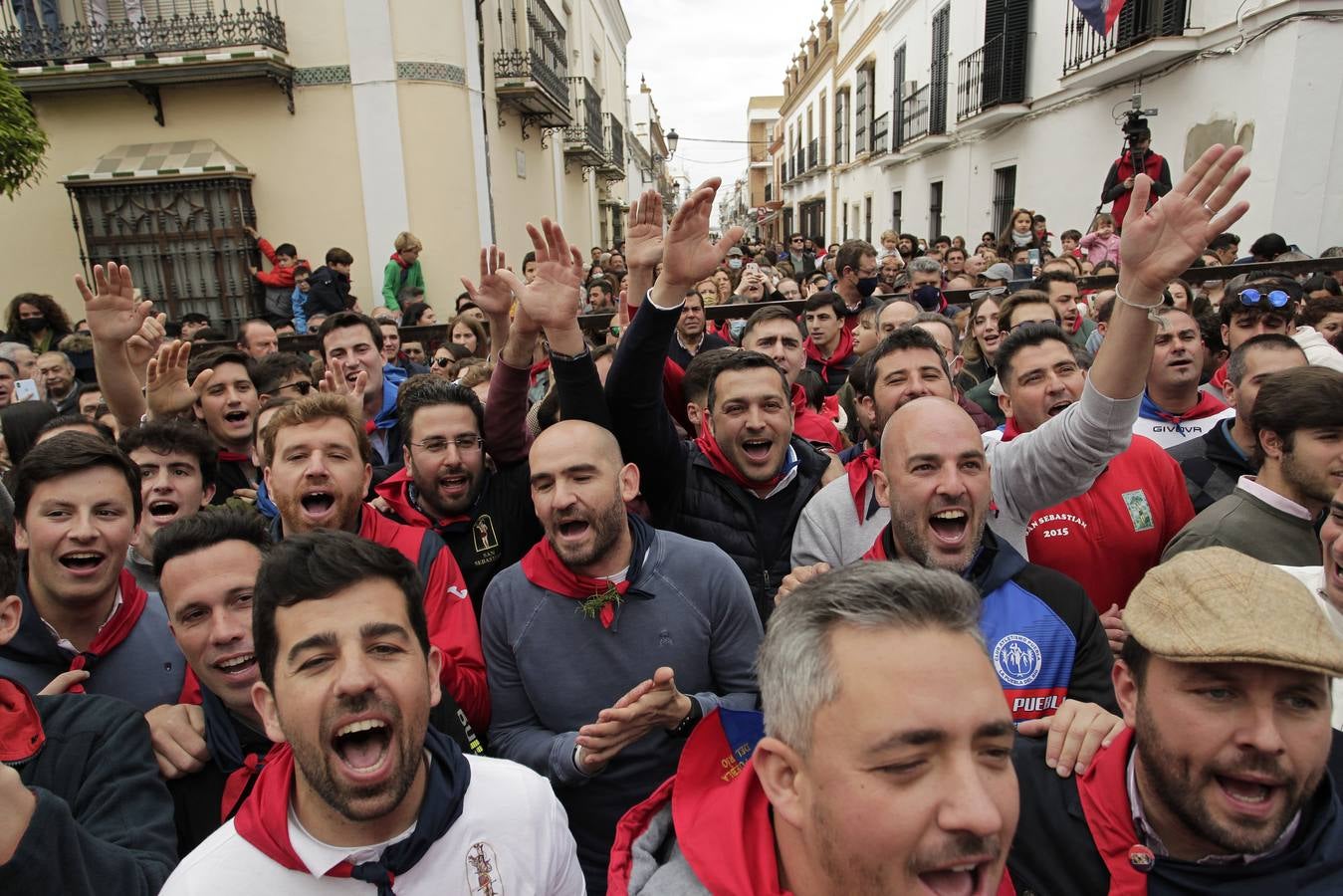 Tradicionales encierros en honor a San Sebastián en la Puebla del Río. JUAN FLORES