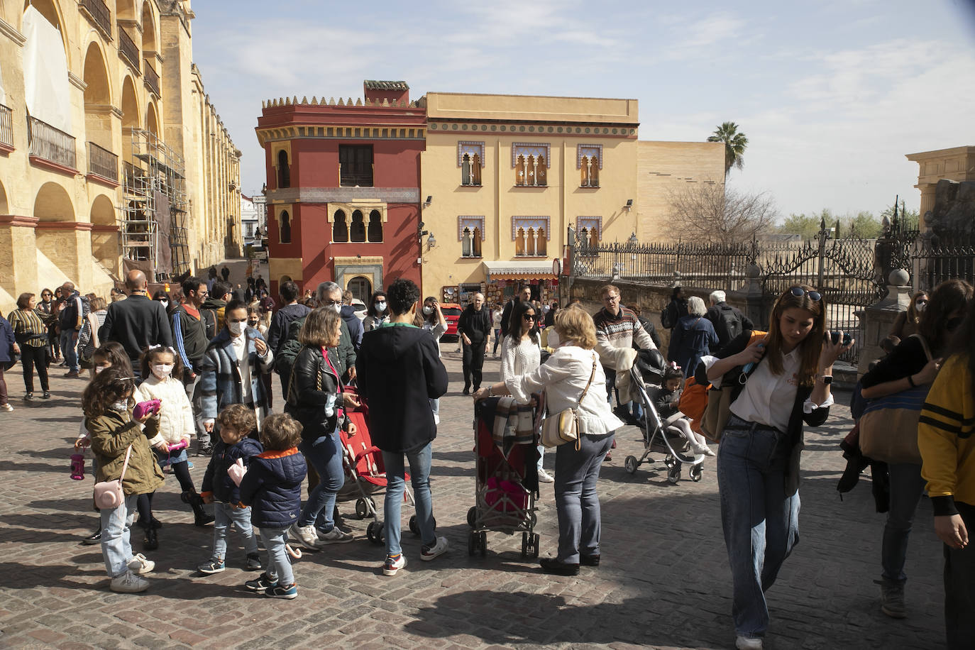 Los turistas el primer día del Puente de Andalucía en Córdoba, en imágenes