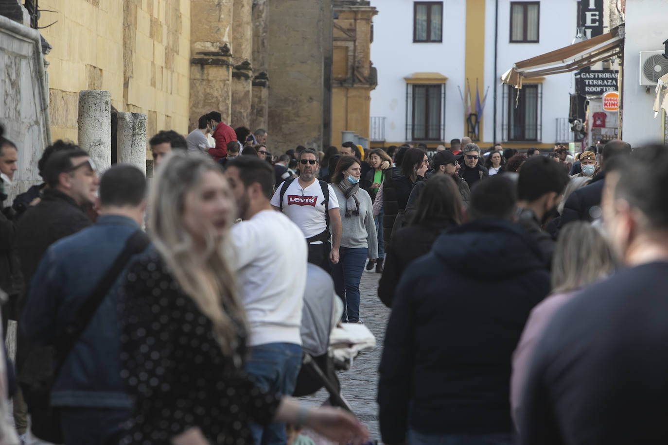 Los turistas el primer día del Puente de Andalucía en Córdoba, en imágenes