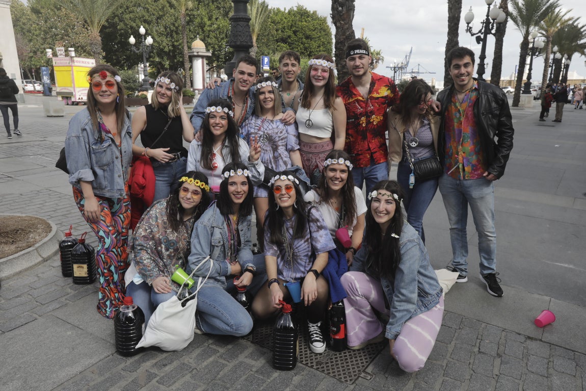 En imágenes: Cádiz vuelve a pintarse los coloretes un sábado de carnaval