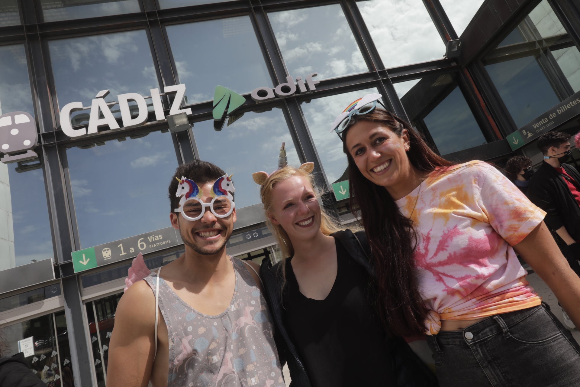 En imágenes: Cádiz vuelve a pintarse los coloretes un sábado de carnaval