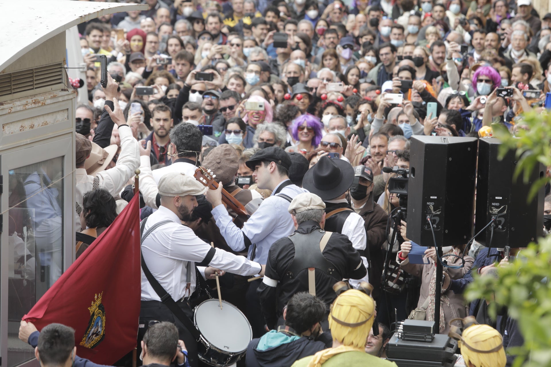 En imágenes: Cádiz vuelve a pintarse los coloretes un sábado de carnaval