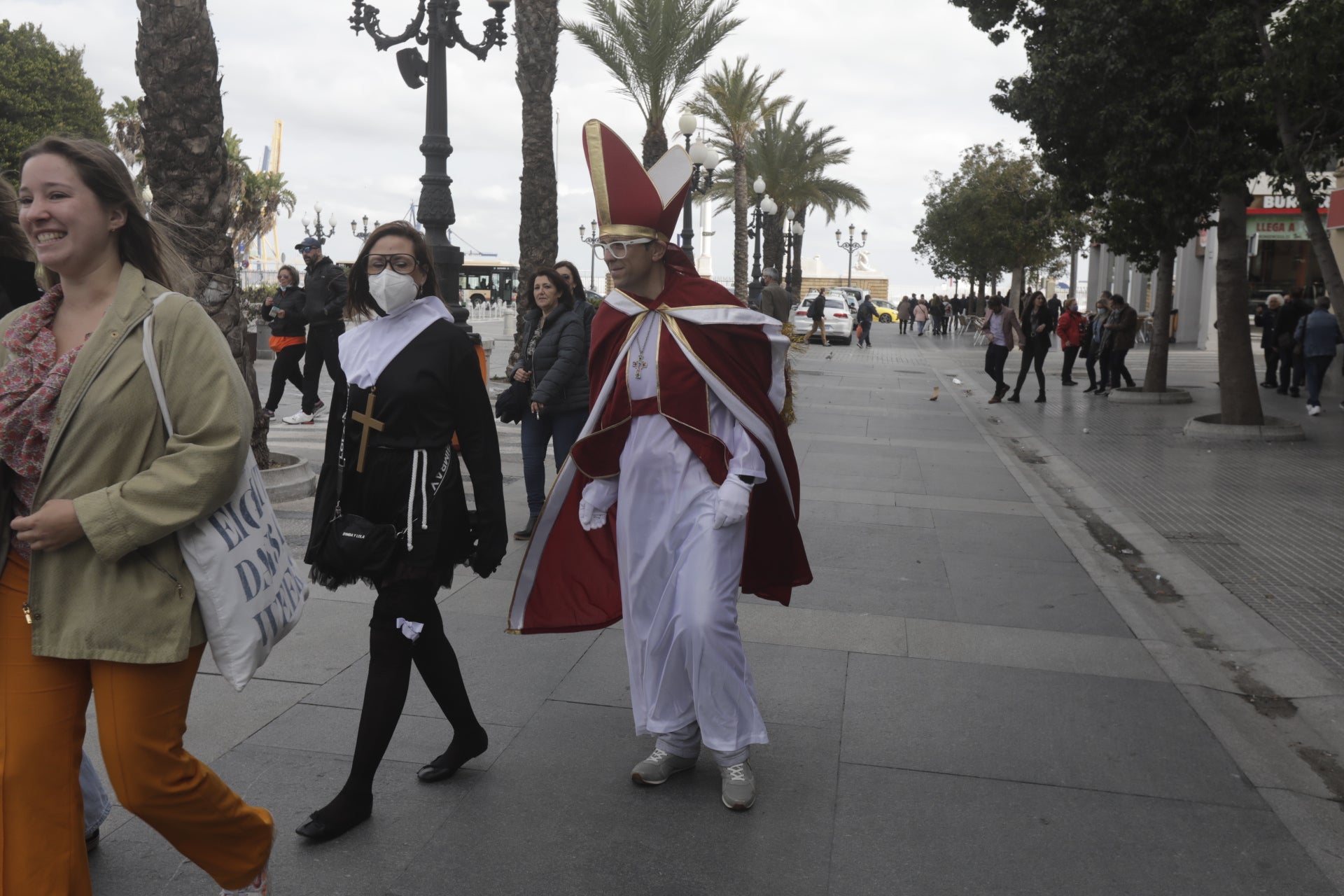 En imágenes: Cádiz vuelve a pintarse los coloretes un sábado de carnaval