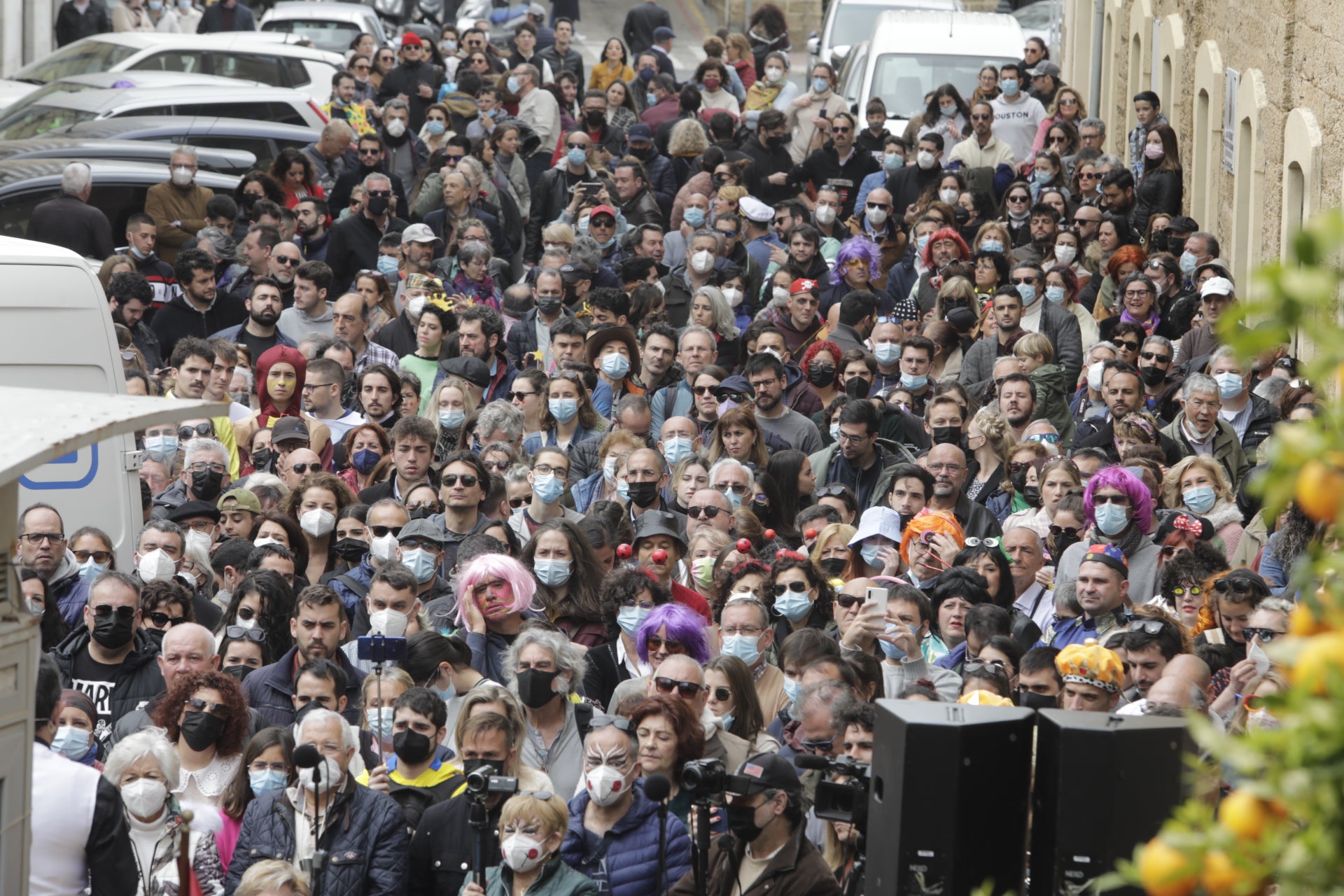 En imágenes: Cádiz vuelve a pintarse los coloretes un sábado de carnaval