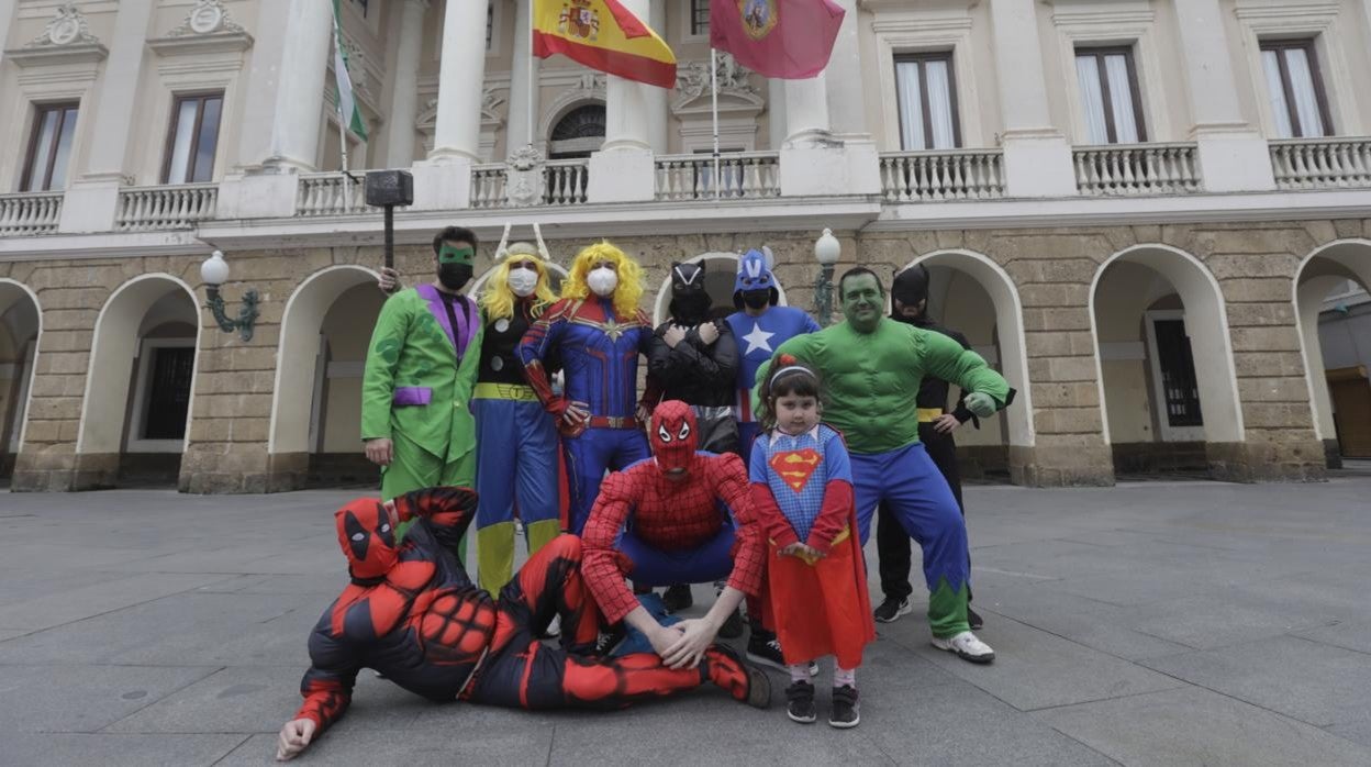 En imágenes: Cádiz vuelve a pintarse los coloretes un sábado de carnaval