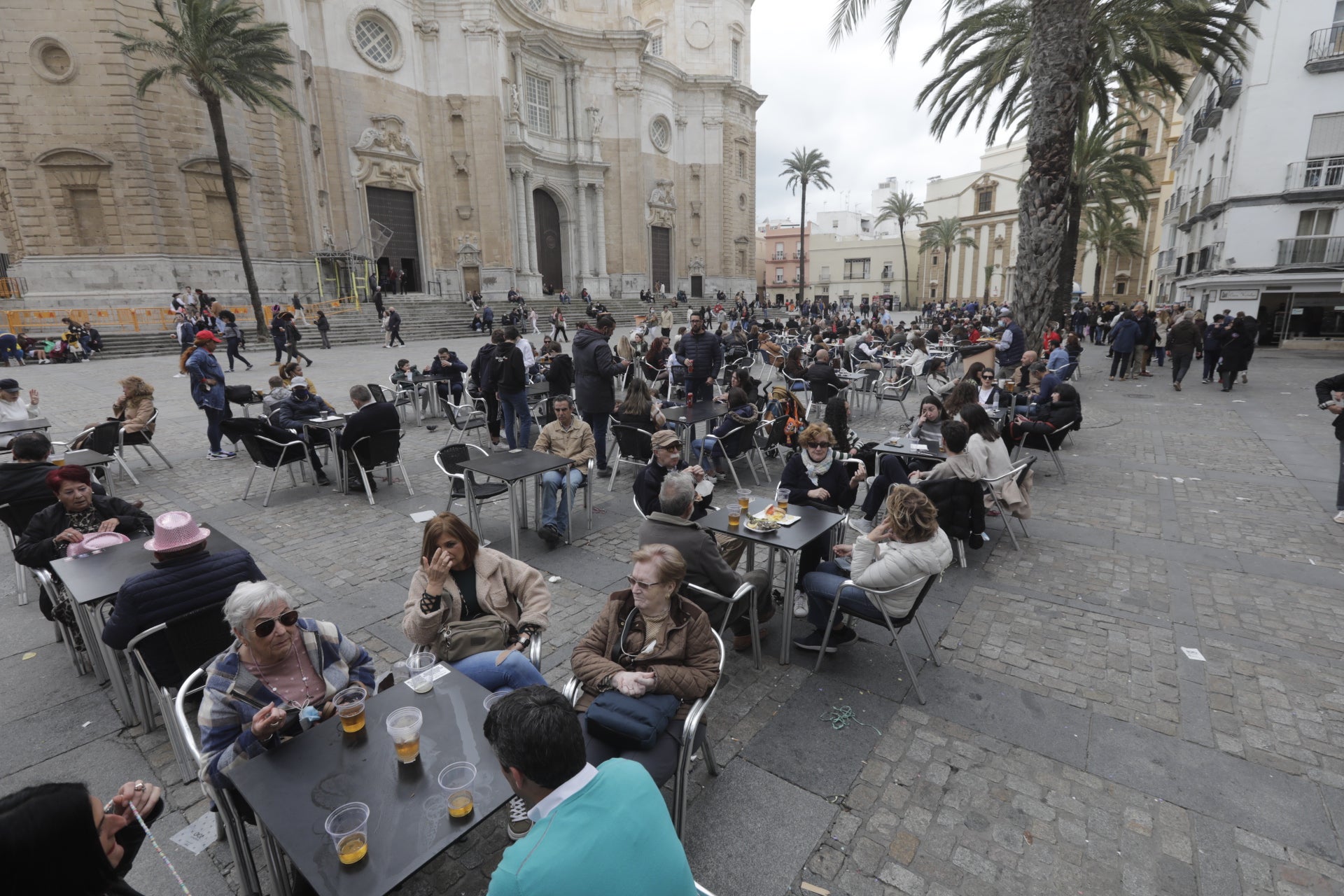 En imágenes: Cádiz vuelve a pintarse los coloretes un sábado de carnaval