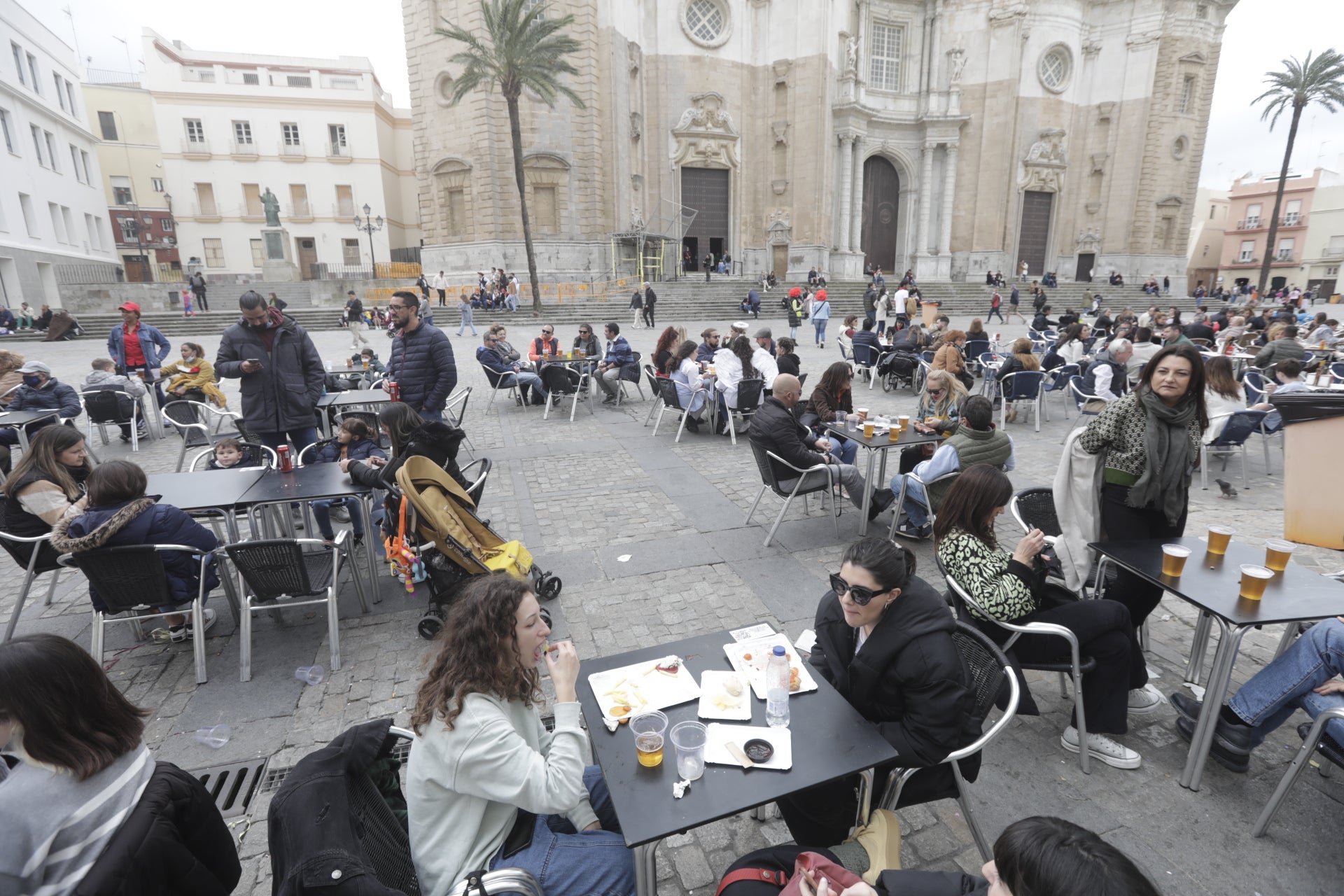 En imágenes: Cádiz vuelve a pintarse los coloretes un sábado de carnaval