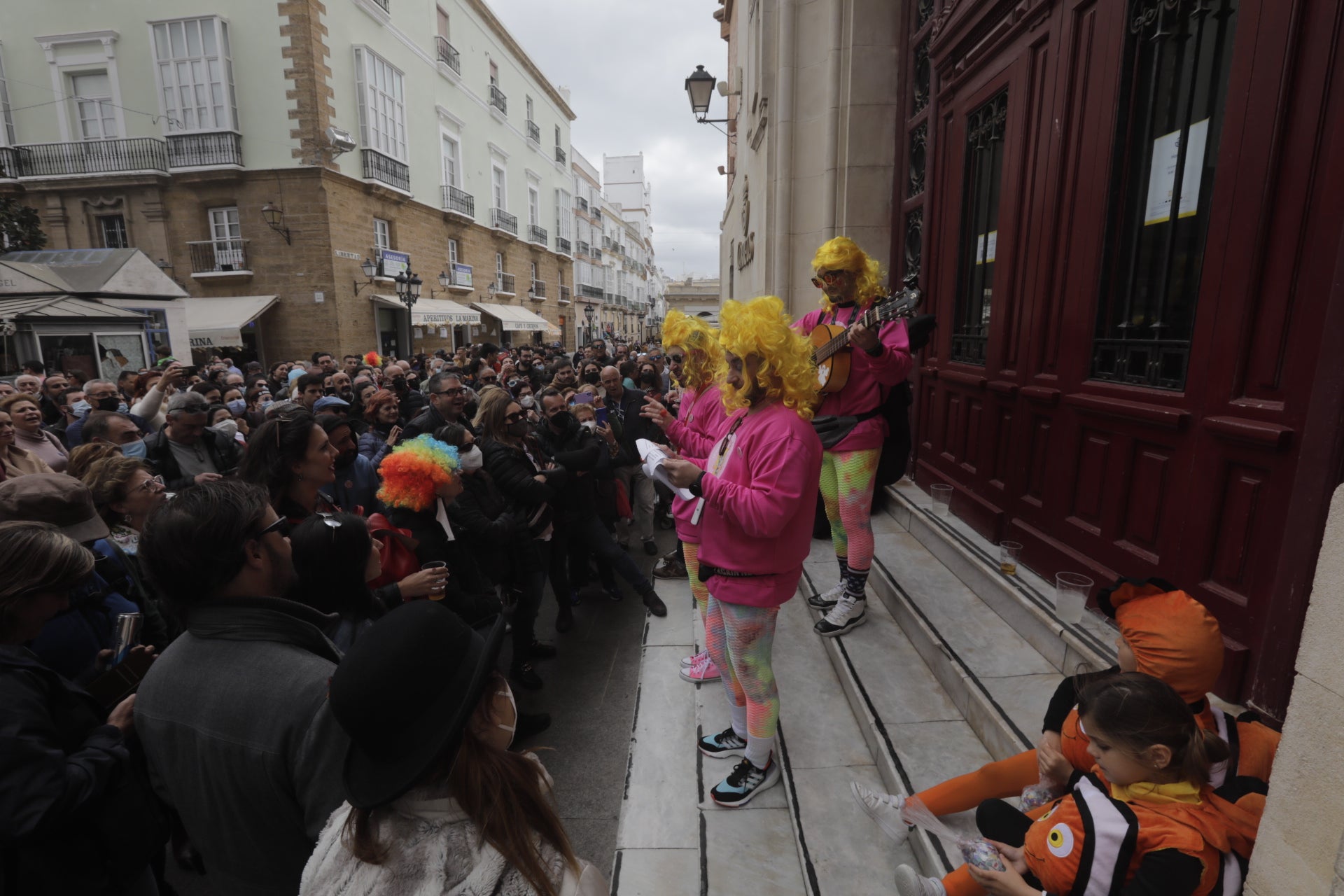 En imágenes: Cádiz vuelve a pintarse los coloretes un sábado de carnaval