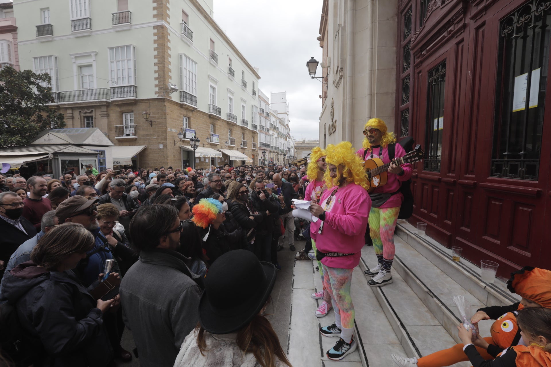 En imágenes: Cádiz vuelve a pintarse los coloretes un sábado de carnaval